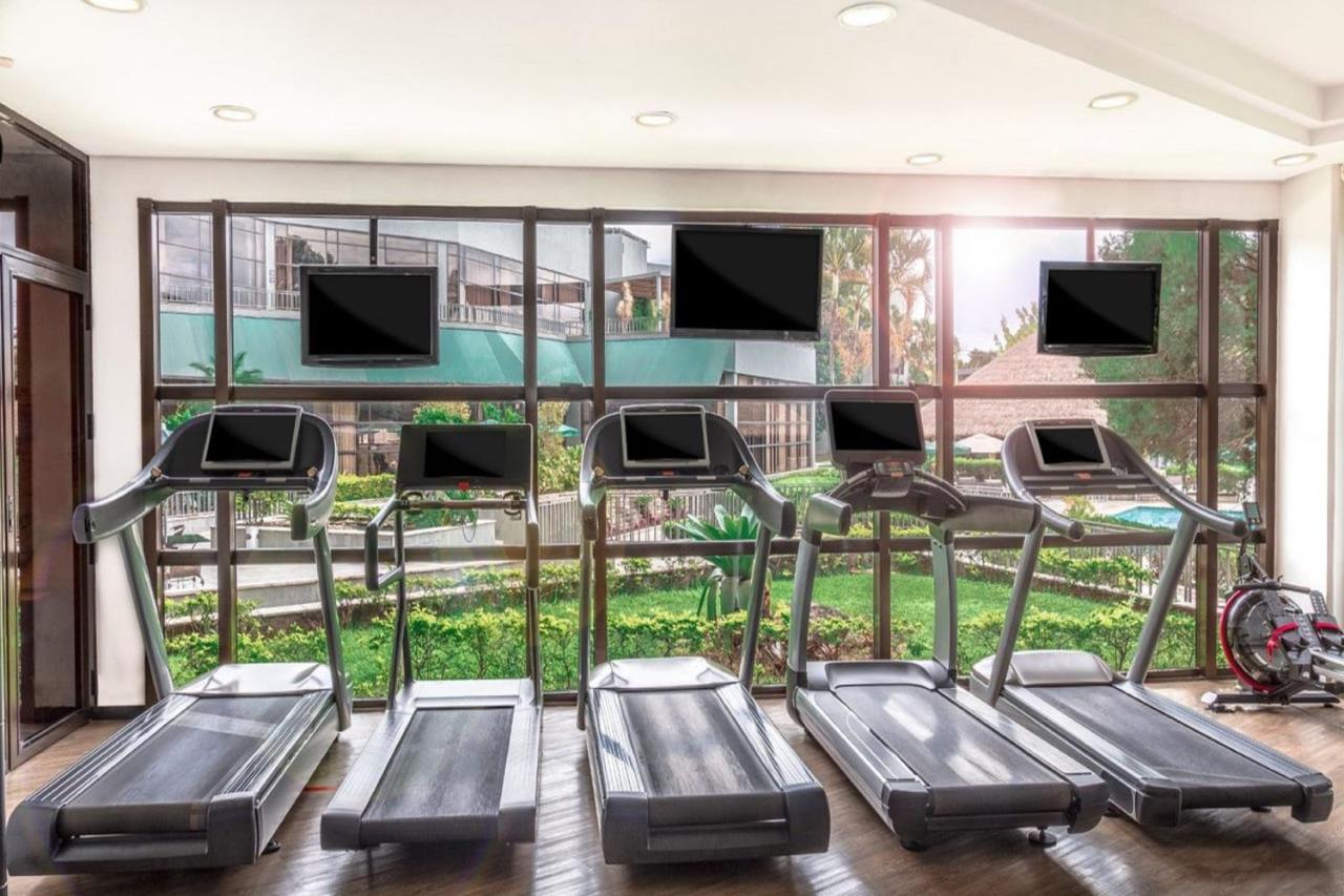 Marriott Sao Paulo Airport Hotel Гуарульюс Экстерьер фото Treadmills in a gym